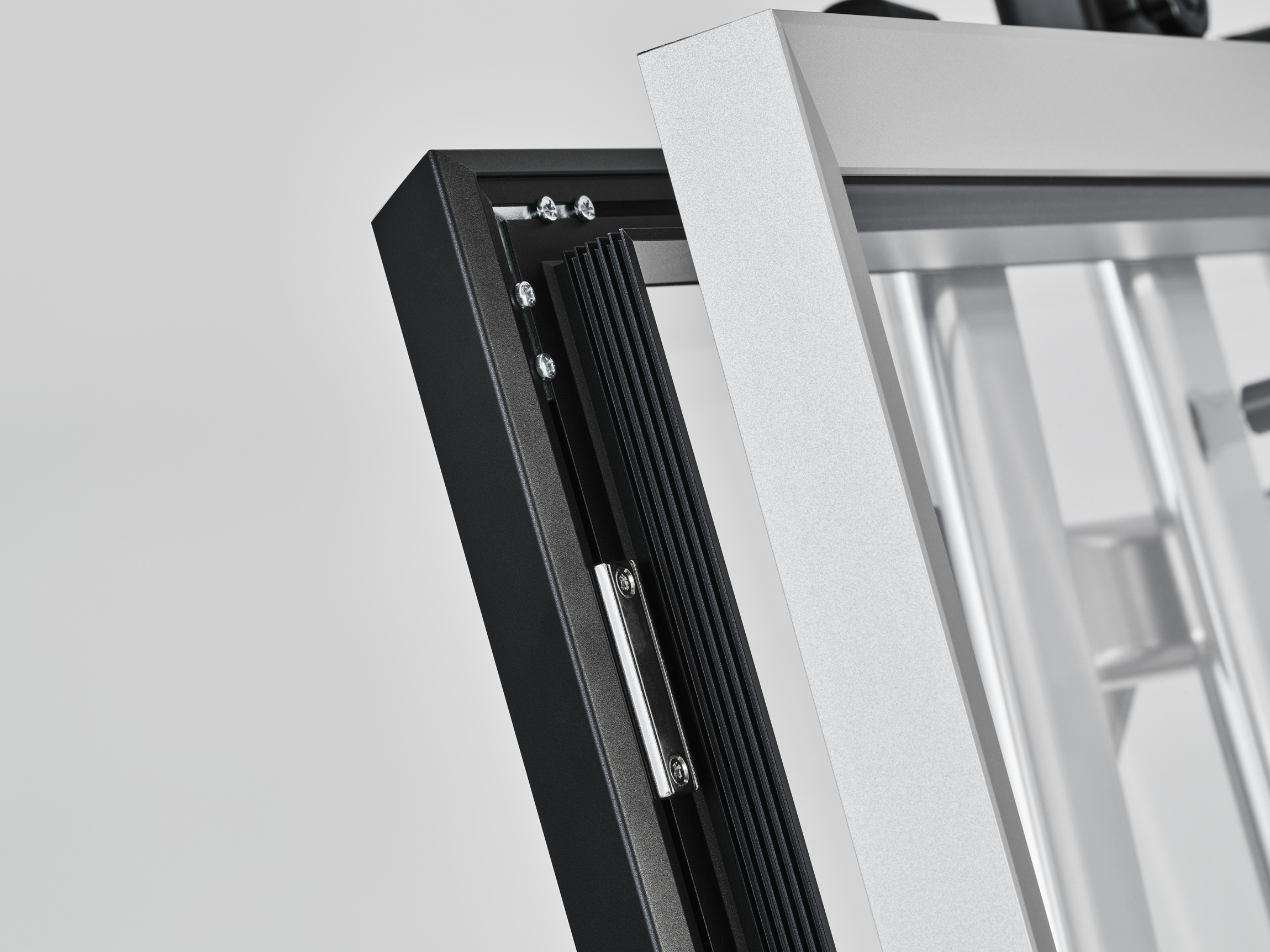 マグネットにより開閉します