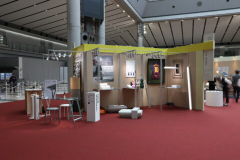 “囲む”から“支える”へ。額縁がつくる新しい空間表現